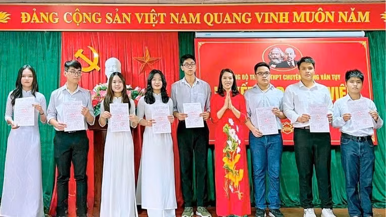 New Party member admission ceremony at Luong Van Tuy High School for the Gifted.