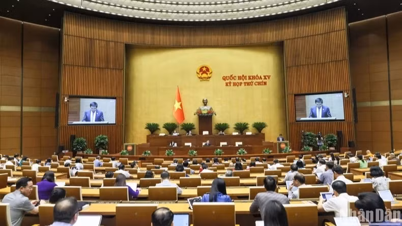 Minister of Finance Nguyen Van Thang speaks to clarify several issues raised by NA deputies. (Photo: Bui Giang)