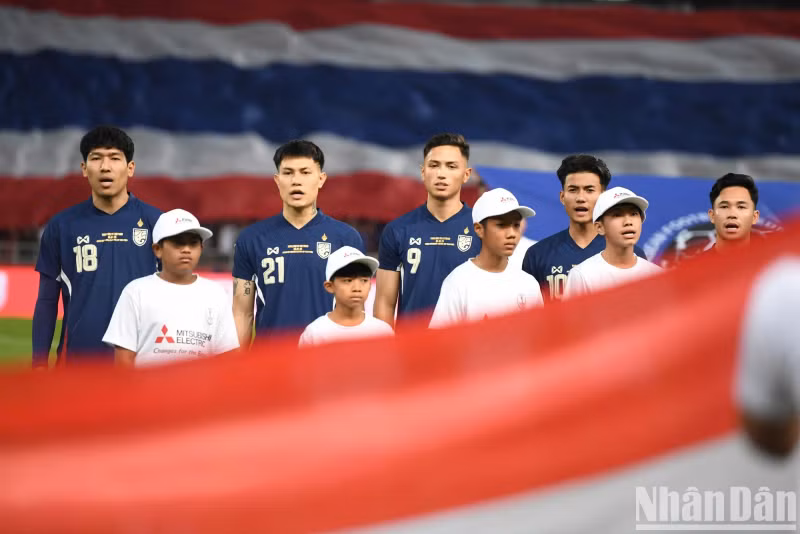 Members of the Thai team perform the flag salute ceremony and sing the national anthem. Members of the Thai team perform the flag salute ceremony and sing the national anthem.