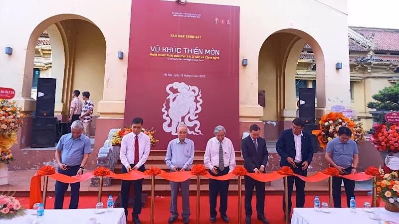 Delegates cut the ribbon to inaugurate the exhibition.