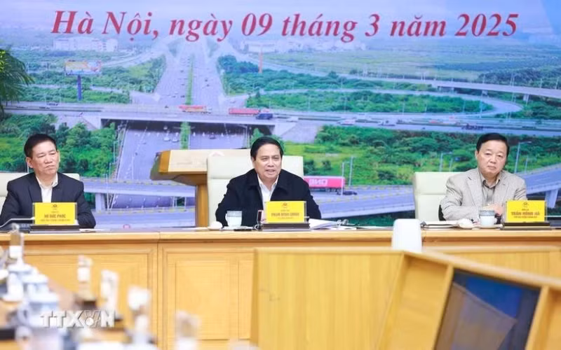 Prime Minister Pham Minh Chinh chairs the 16th session of the State steering committee for national key transport projects. (Photo: VNA)