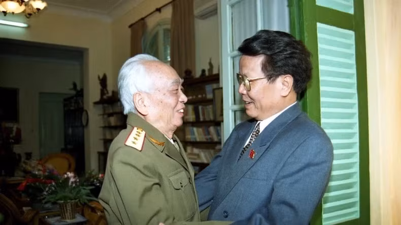 On the occasion of the 55th anniversary of the founding of the Viet Nam People’s Army, President Tran Duc Luong visited General Vo Nguyen Giap, former Politburo member and former Minister of National Defence (1999). (Photo: Trong Nghiep/VNA) On the occasion of the 55th anniversary of the founding of the Viet Nam People’s Army, President Tran Duc Luong visited General Vo Nguyen Giap, former Politburo member and former Minister of National Defence (1999). (Photo: Trong Nghiep/VNA)