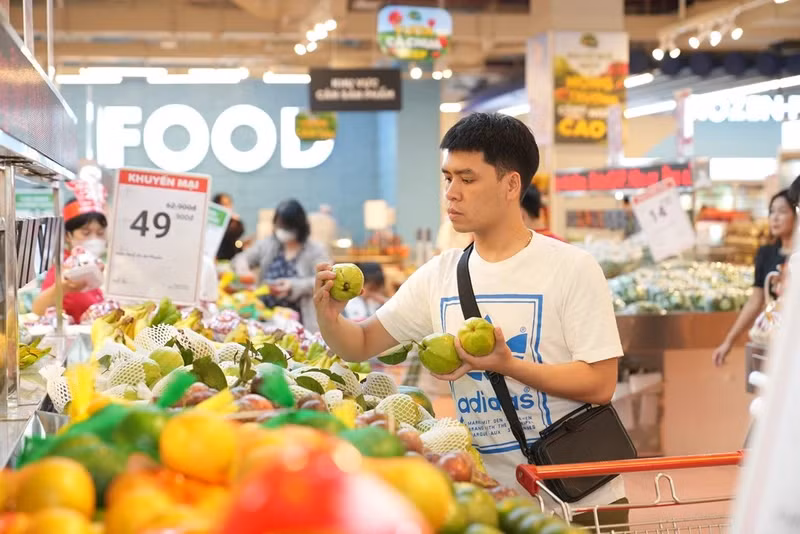 A man shop at Winmart Supermarket. (Photo: Bnews)