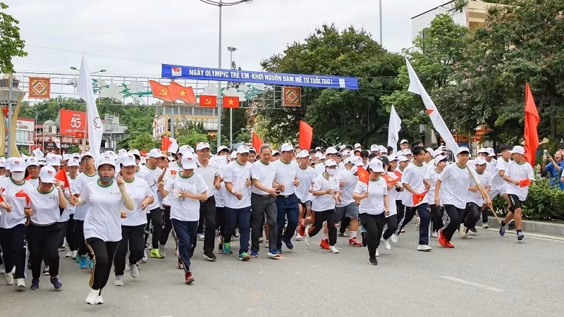 More than 1,200 officials, teachers, athletes, students from junior high schools, high schools, and youth union members in Dien Bien Phu City joined the event.