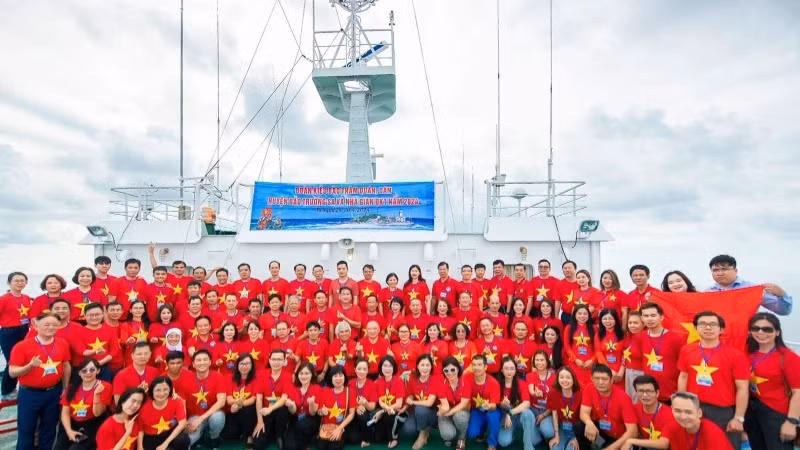 Overseas Vietnamese delegation visited the army and people of Truong Sa (Spratly) Island District and DK1 platform in 2024.