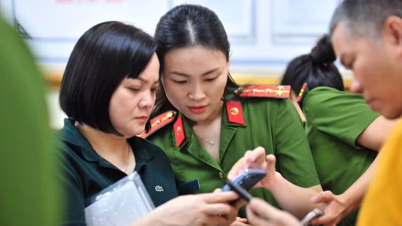 Hanoi City Police guide people to integrate VNeID application. (Photo: Hoang Phong)