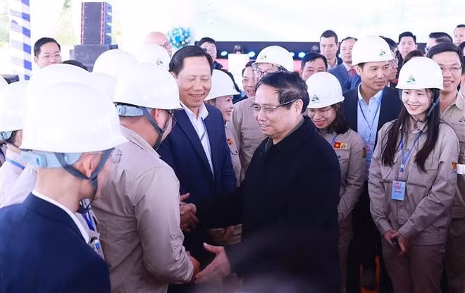 Prime Minister Pham Minh Chinh meets with workers of the 500 kV Lao Cai – Vinh Yen transmission line project (Photo: VNA)
