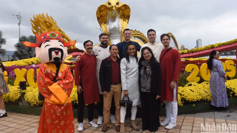 Many foreign tourists wear Ao Dai when traveling to Da Nang on the occasion of Lunar New Year 2025. (Photo: ANH DAO) Many foreign tourists wear Ao Dai when traveling to Da Nang on the occasion of Lunar New Year 2025. (Photo: ANH DAO)