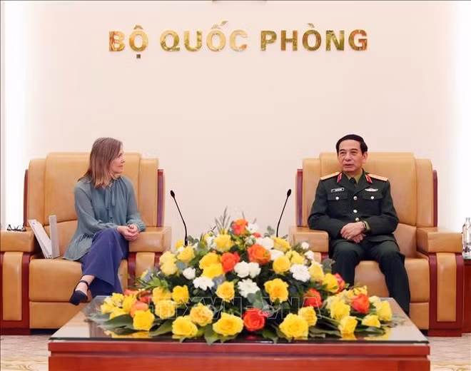 Minister of National Defence General Phan Van Giang on February 20 highlights the enhanced defence cooperation between Vietnam and Canada when receiving Canadian Deputy Minister of National Defence Stefanie Beck. (Photo: VNA)