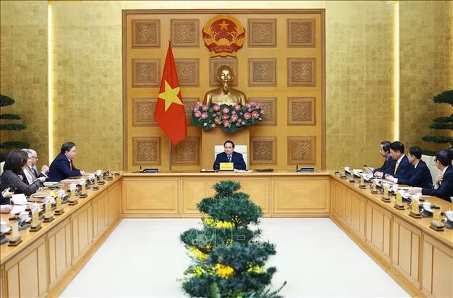 An overview of the working session between Prime Minister Pham Minh Chinh and representatives of 21 leading US universities in Hanoi on March 31. (Photo: VNA)
