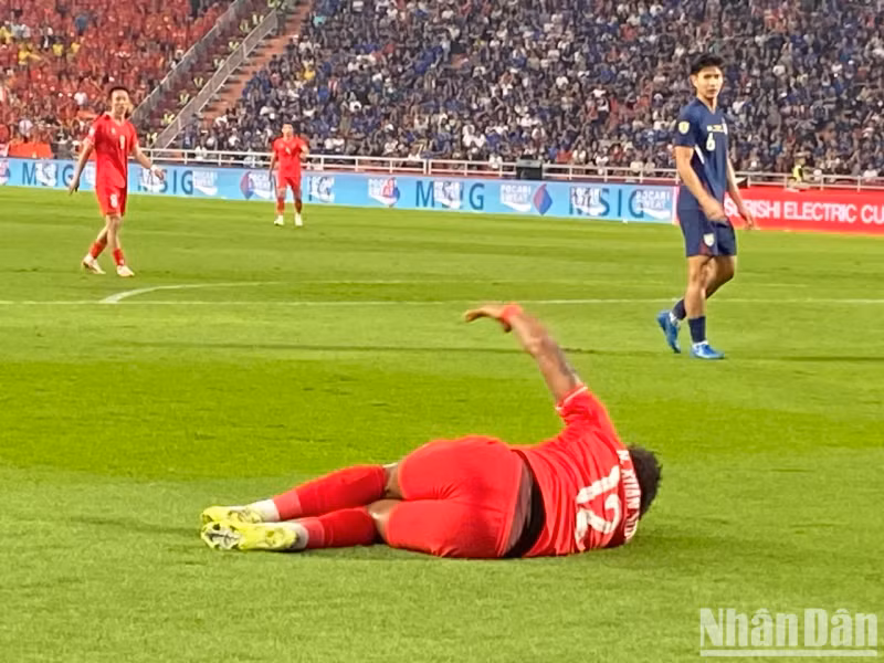 Xuan Son was injured after trying to pass the ball. Xuan Son was injured after trying to pass the ball.