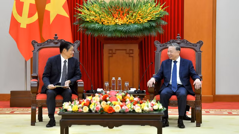 Party General Secretary To Lam (R) receives Japanese Ambassador to Vietnam Ito Naoki. (Photo: NDO)