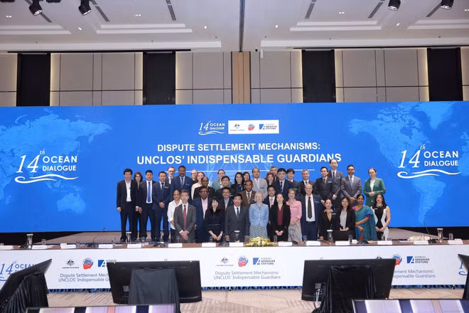 Delegates to the 14th Ocean Dialogue pose for a photo. (Photo: VNA)