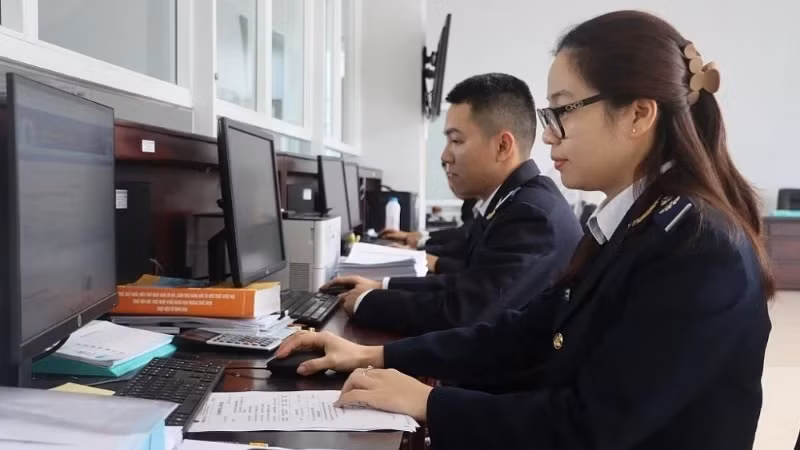 Business activities at Hon La Port Customs Branch, Quang Binh Customs Department. (Photo: haiquanonline.com.vn)
