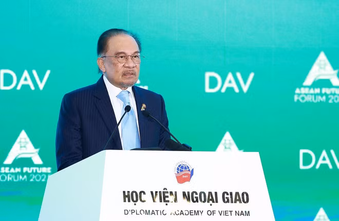 Malaysian Prime Minister Anwar Ibrahim addresses the session. (Photo: VNA)
