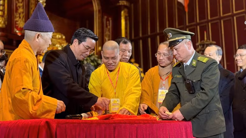 The seal opening ceremony at Yen Tu Spring Festival.