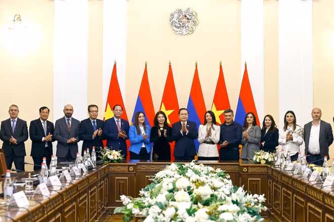 NA Chairman Tran Thanh Man in a group photo at the meeting (Photo: VNA)