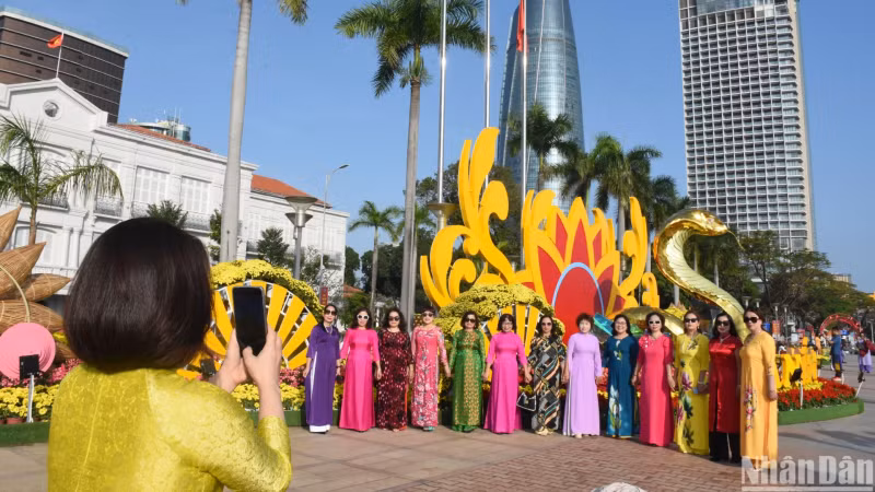 Beautiful moments that everyone wishes to keep. (Photo: ANH DAO) Beautiful moments that everyone wishes to keep. (Photo: ANH DAO)