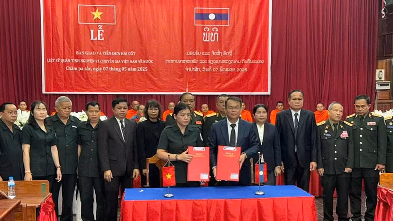 At the handover ceremony in Champasak on May 7. (Photo: Hai Tien)