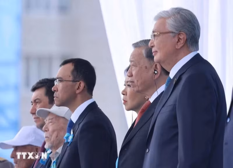 Party General Secretary To Lam (second from right) and President of Kazakhstan Kassym-Jomart Tokayev (first from right) attend the parade. (Photo: VNA)