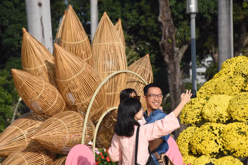 The flower street area west of the Dragon Bridge is a place that attracts a lot of residents and tourists to visit and take souvenir photos. (Photo: ANH DAO) The flower street area west of the Dragon Bridge is a place that attracts a lot of residents and tourists to visit and take souvenir photos. (Photo: ANH DAO)