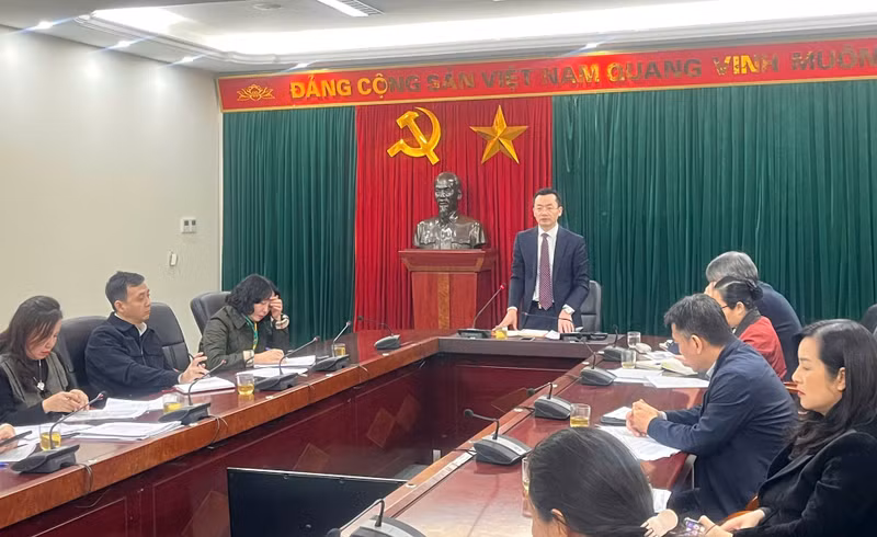 Deputy Director of Hanoi Department of Culture and Sports Pham Xuan Tai speaks at the session. (Photo: hanoimoi.vn)