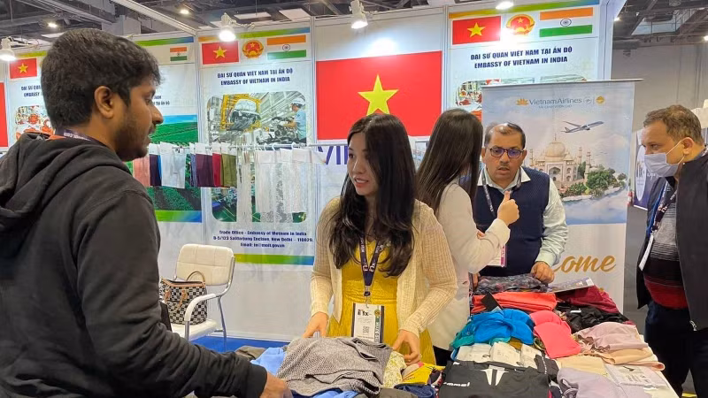 International visitors learn about Vietnamese textile products at an international textile fair in India. (Photo: VNA)