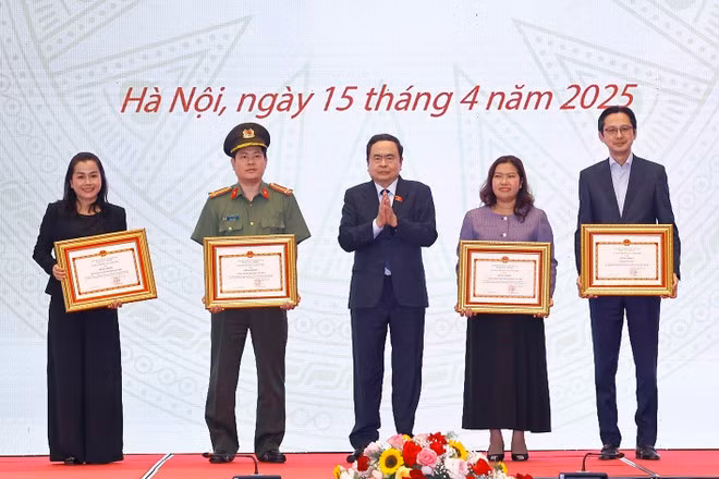 National Assembly Chairman Tran Thanh Man presents certificates of merit from the NA Standing Committee to collectives with outstanding performance in the organisation work. (Photo: VNA)