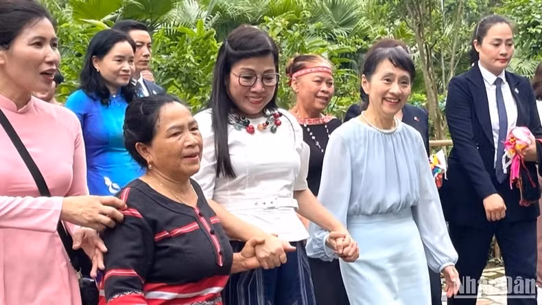 Madame Le Thi Bich Tran and Madame Ishiba Yoshiko visit the Xo Dang ethnic village space. Madame Le Thi Bich Tran and Madame Ishiba Yoshiko visit the Xo Dang ethnic village space.