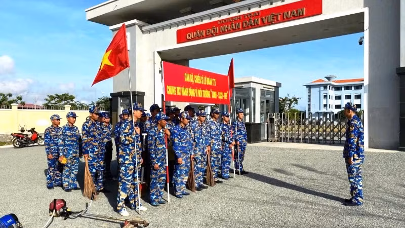 At the launch ceremony for efforts to clean up the environment by officers and soldiers of Brigade 175 stationed in Nam Can District, Ca Mau Province.