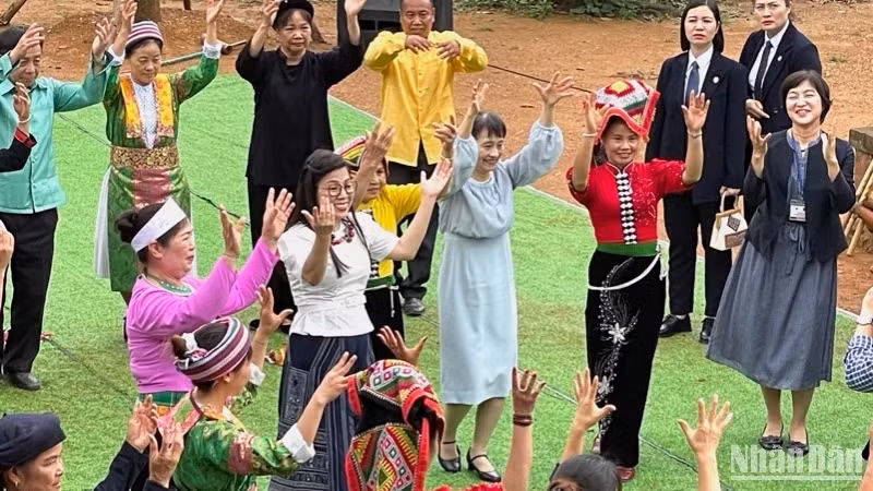 Madame Le Thi Bich Tran and Madame Ishiba Yoshiko visited the Viet Nam National Village for Ethnic Culture and Tourism.