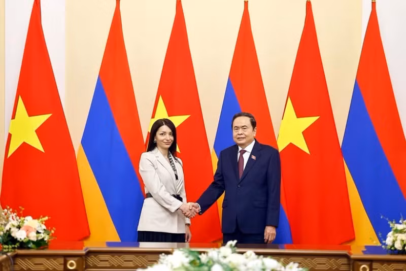 Chairman of the Vietnamese National Assembly Tran Thanh Man (R) and Hasmik Hakobyan, Chairwoman of the Armenia – Vietnam Parliamentary Friendship Group, in Yerevan on the morning of April 3 (local time). (Photo: VNA)