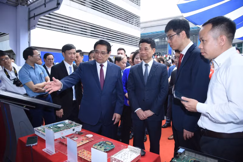 Prime Minister Pham Minh Chinh visits the exhibition of innovation and digital transformation products.