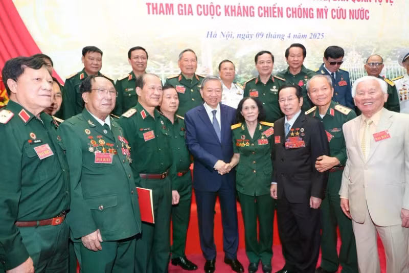 Party General Secretary To Lam receives war or peace, war veterans, former youth volunteers and militia members in Hanoi on April 9 (Photo: VNA)