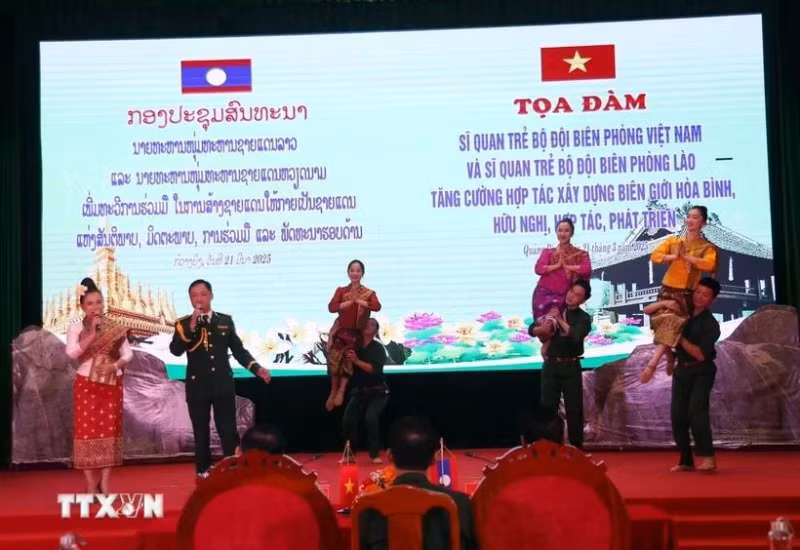 Vietnamese and Lao young border guar officers perform at the event. (Photo: VNA)