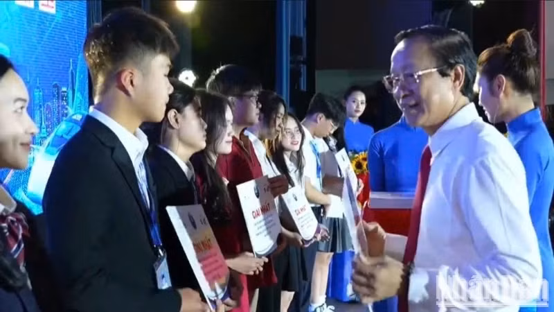 Deputy Minister of Education and Training Pham Ngoc Thuong presents the First Prize to the students.