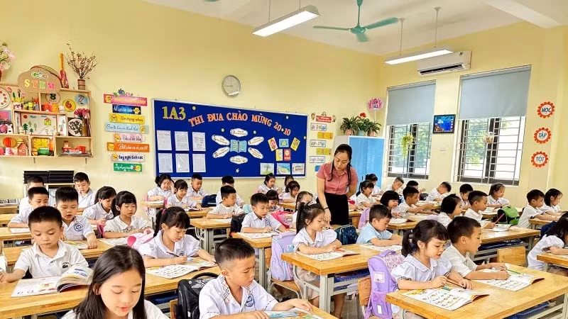 An English lesson for students at Dinh Ke Primary School, Bac Giang City, Bac Giang Province. (Photo: THANH HA)