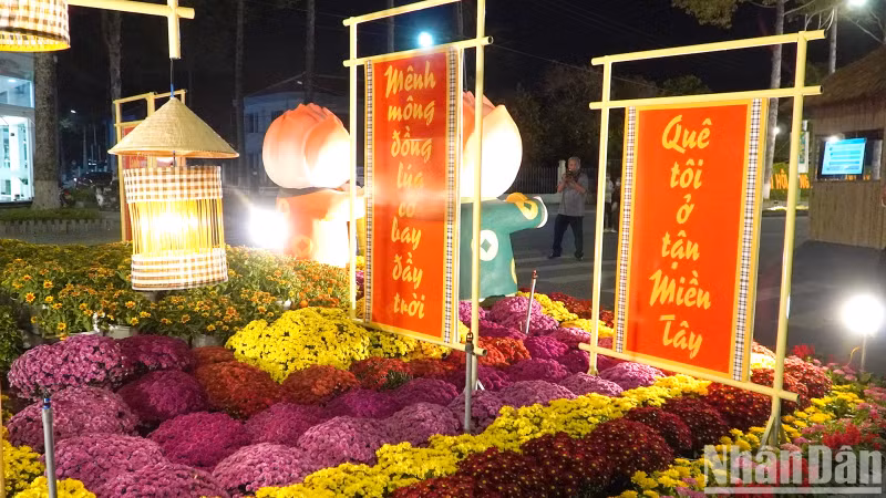 The flower street brings a unique cultural space, harmoniously combining tradition and modernity, creating a highlight to welcome the lunar new year.