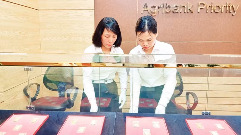 Gold bars are sold at a branch of Agribank. (Photo: Thuy Anh)