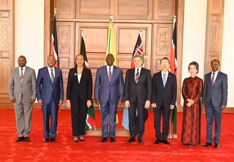 Vietnamese Ambassador to Kenya Vu Thanh Huyen (second from right), along with ambassadors from various countries, present letters of credence to Kenyan President William Samoei Ruto. (Photo: VNA)
