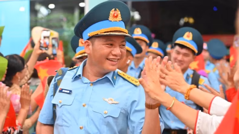 The officers and soldiers were touched by the sentiments of the local people at Bien Hoa Station. The officers and soldiers were touched by the sentiments of the local people at Bien Hoa Station.