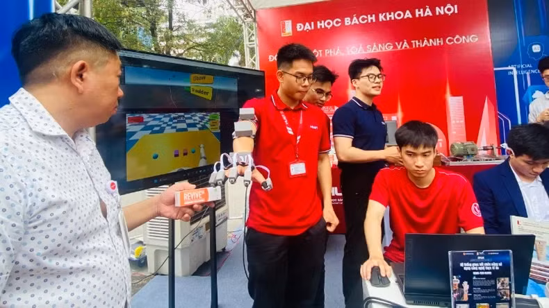 Hanoi University of Science and Technology introduces products from many scientific and technological research topics on health. Hanoi University of Science and Technology introduces products from many scientific and technological research topics on health.
