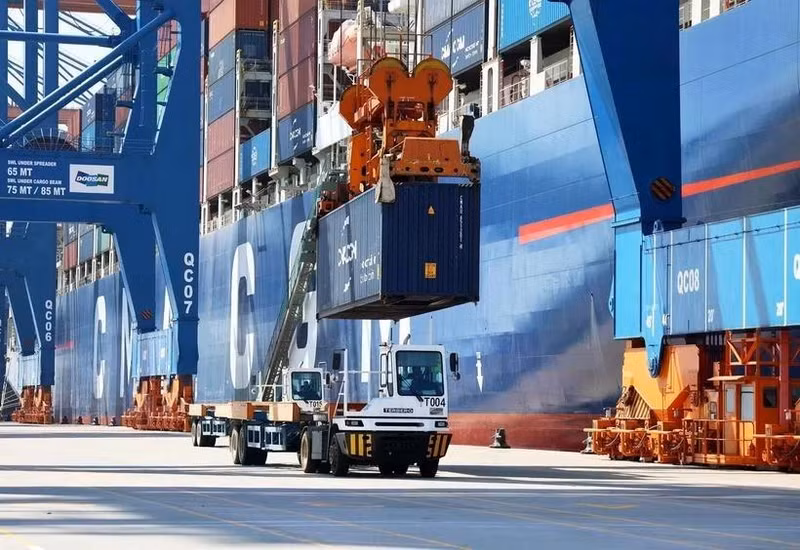 Laoding goods at the Gemalink port in Ba Ria-Vung Tau province. (Photo: VNA)