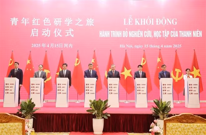 Party General Secretary To Lam (fourth, right), State President Luong Cuong (third, right) and General Secretary of the Communist Party of China Central Committee and President of China Xi Jinping (fourth, left) and delegates launch the “Red Journey: Youth’s researches and studies” project in Hanoi on April 15 (Photo: VNA) Party General Secretary To Lam (fourth, right), State President Luong Cuong (third, right) and General Secretary of the Communist Party of China Central Committee and President of China Xi Jinping (fourth, left) and delegates launch the “Red Journey: Youth’s researches and studies” project in Hanoi on April 15 (Photo: VNA)