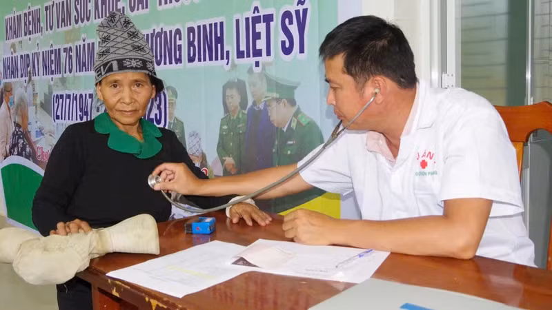 Major, Doctor Nguyen Van Quoc Tri examines and treats ethnic minorities in the Vietnam-Laos border area.
