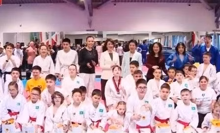 Madam Ngo Phuong Ly, spouse of Party General Secretary To Lam (fourth, right, third row) visits training facility for athletes with disabilities in Kazakhstan (Photo: vtv.vn)