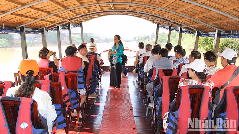 Tourists visit Mang Thit brick and pottery village
