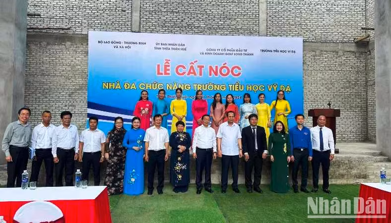 Deputy PM Tran Hong Ha, MoLISA and Thua Thien - Hue officials attend a ceremony marking the roofing of a multifunctional hall at the Vy Da Primary School. (Photo: NDO)