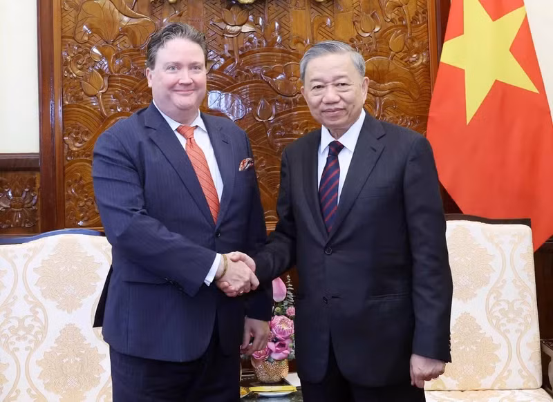 President To Lam (right) and US Ambassador to Vietnam Marc Evans Knapper. (Photo: VNA)