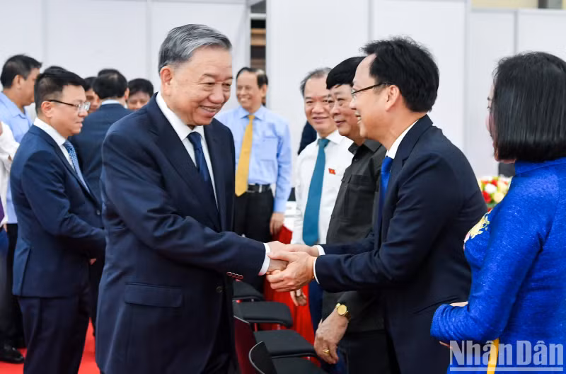 President To Lam attends national press awards ceremony.